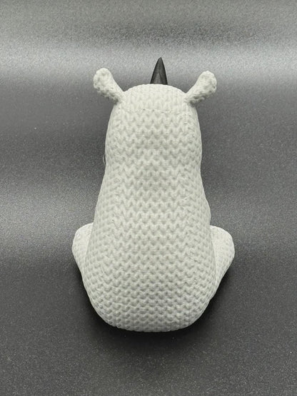Kleines Nashorn in Strickoptik  starke Miniaturfigur als Deko, Geschenk oder Sammlerstück