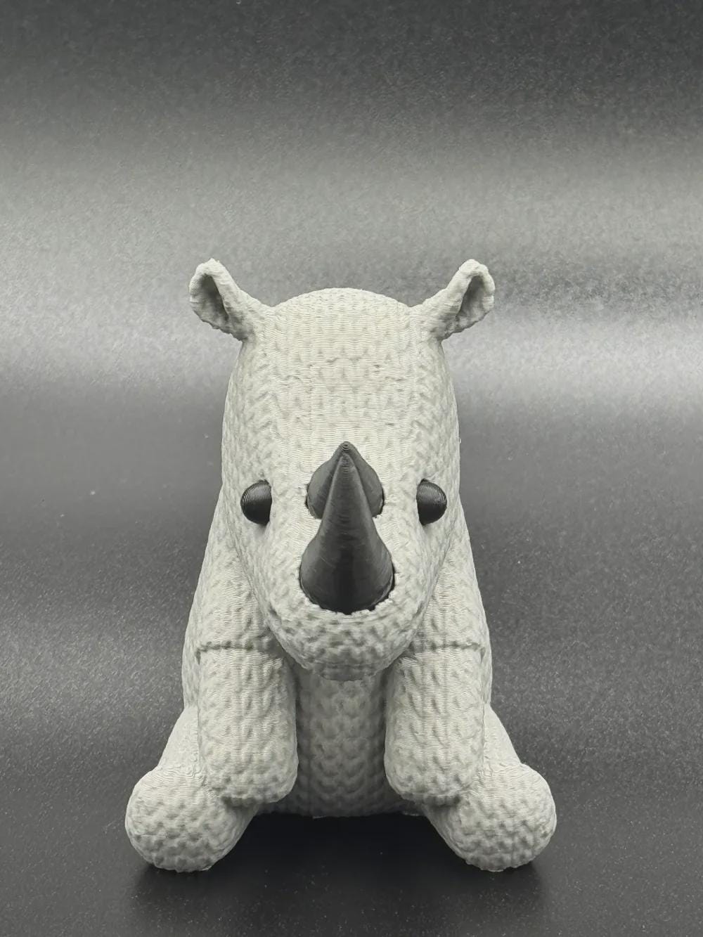 Kleines Nashorn in Strickoptik  starke Miniaturfigur als Deko, Geschenk oder Sammlerstück