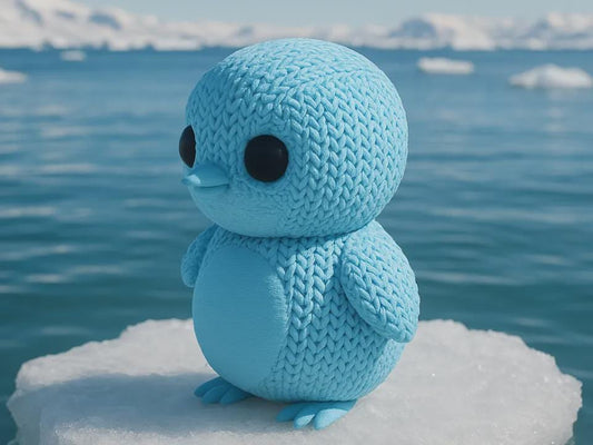 Kleiner Pinguin in Strickoptik  winterliche Miniaturfigur als Geschenk, Deko oder Sammlerfigur