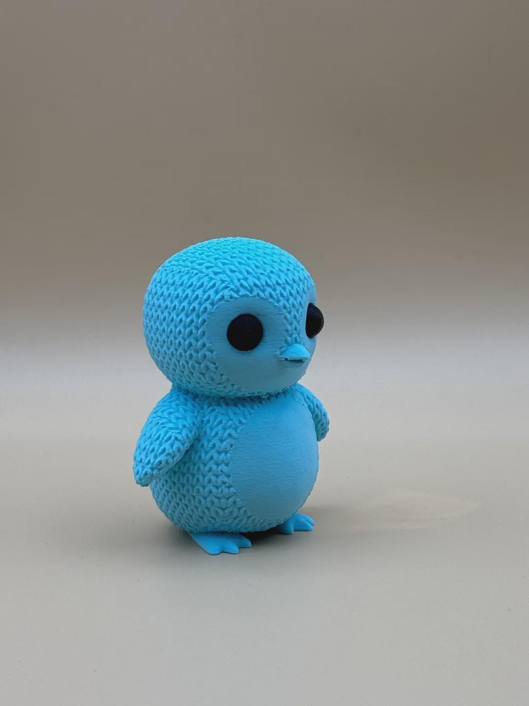 Kleiner Pinguin in Strickoptik  winterliche Miniaturfigur als Geschenk, Deko oder Sammlerfigur