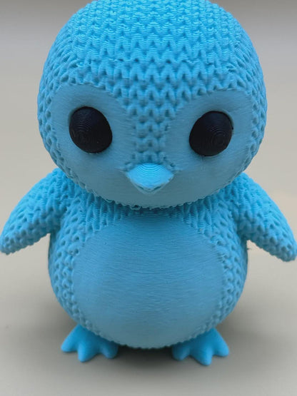 Kleiner Pinguin in Strickoptik  winterliche Miniaturfigur als Geschenk, Deko oder Sammlerfigur