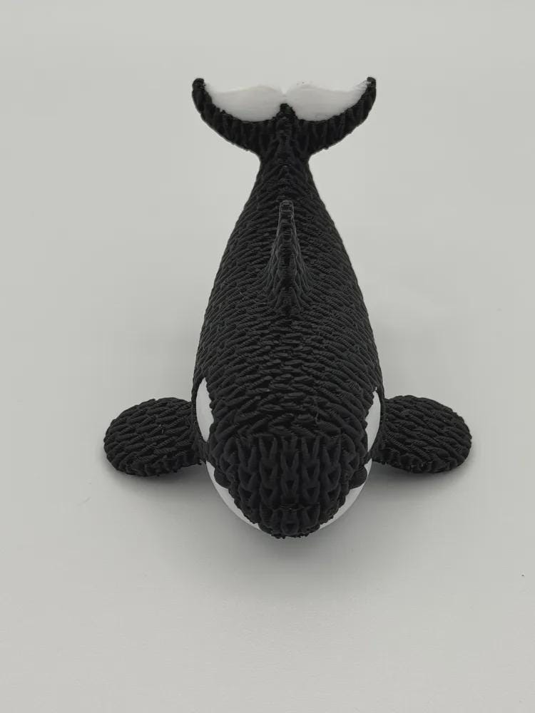 Kleiner Schwertwal in Strickoptik  elegante Miniaturfigur als Deko, Geschenk oder Sammlerstück