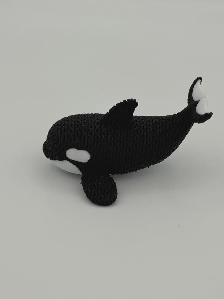 Kleiner Schwertwal in Strickoptik  elegante Miniaturfigur als Deko, Geschenk oder Sammlerstück