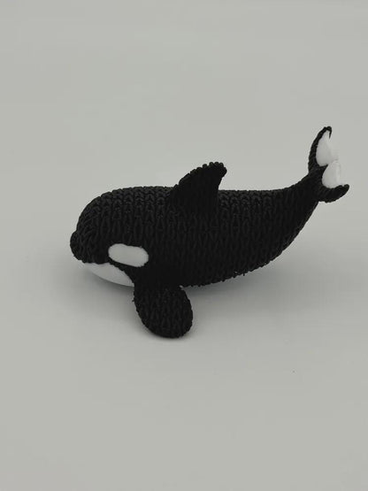 Kleiner Schwertwal in Strickoptik  elegante Miniaturfigur als Deko, Geschenk oder Sammlerstück