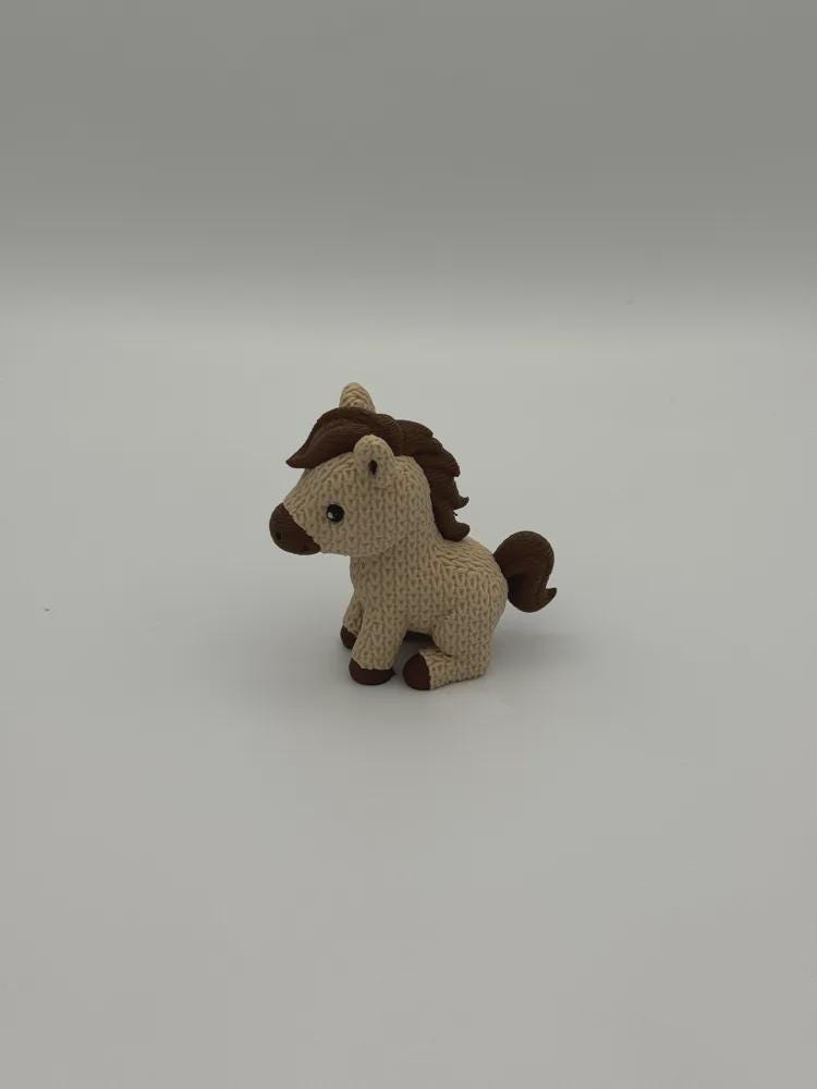 Kleines Pferd in Strickoptik  niedliche Miniaturfigur als Deko, Geschenk oder für Pferdefans