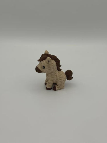 Kleines Pferd in Strickoptik  niedliche Miniaturfigur als Deko, Geschenk oder für Pferdefans