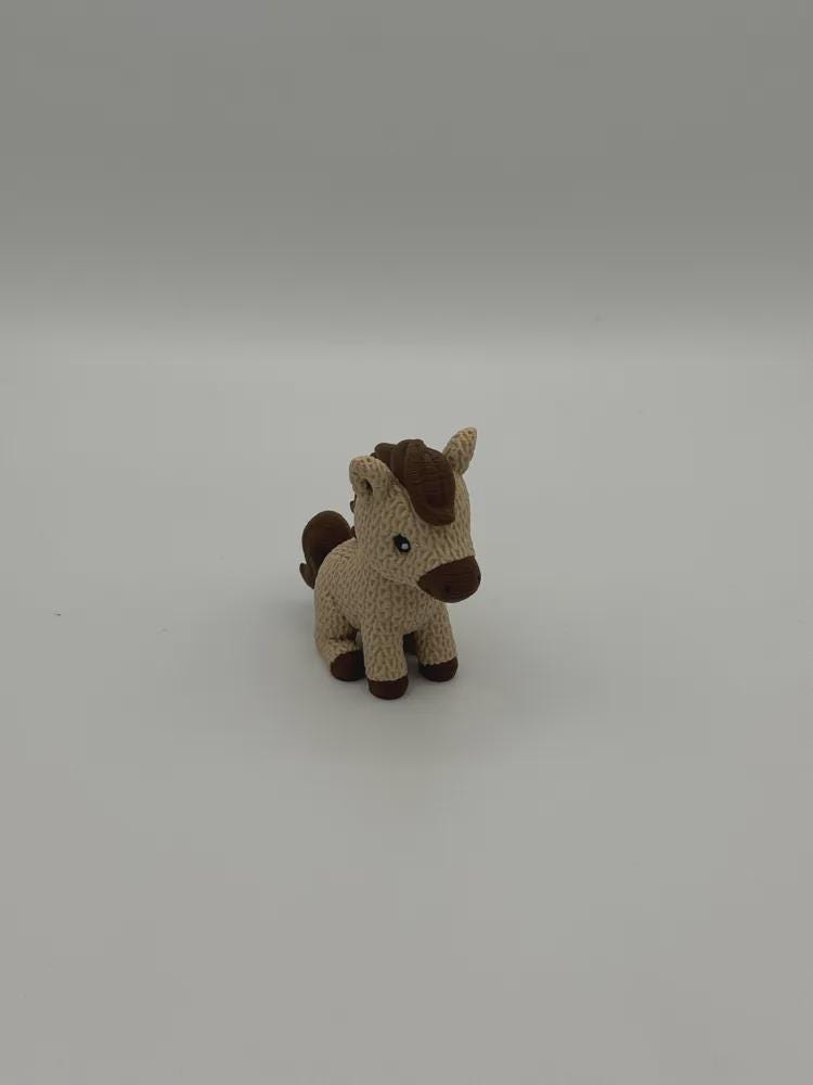 Kleines Pferd in Strickoptik  niedliche Miniaturfigur als Deko, Geschenk oder für Pferdefans