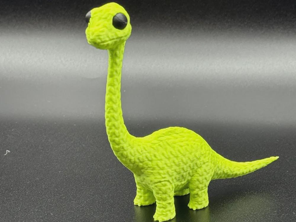 Langer Hals, große Augen  niedlicher Dino in Strickoptik mit Wunschfarbe oder Überraschung