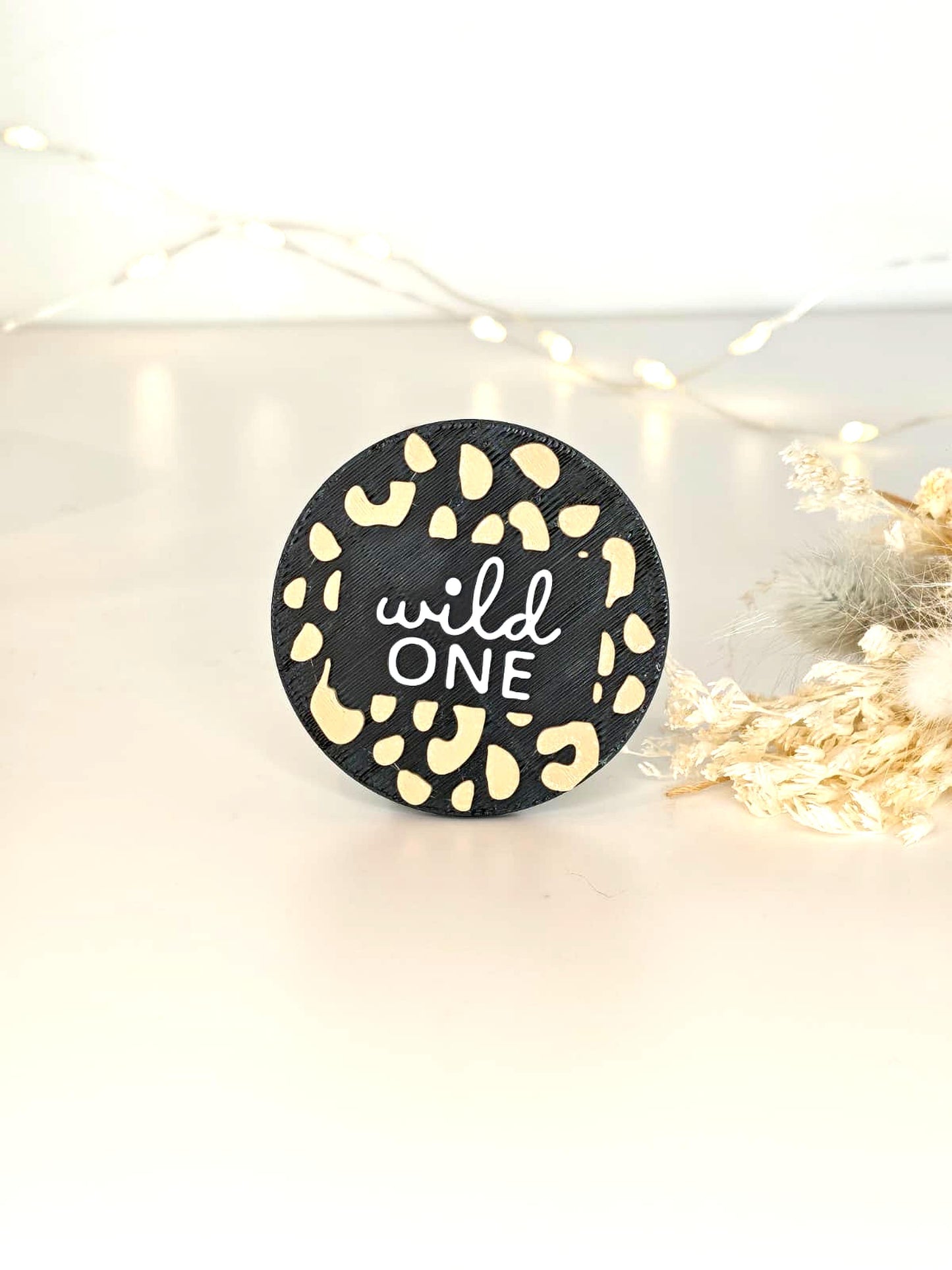 Leo Magnet auf Dekoplatte – stilvoller Magnet mit Statement